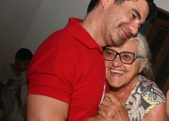 Gustavo Soares mantém crescimento, sobe 3 posições e segue entre os 10 mais citados em pesquisa