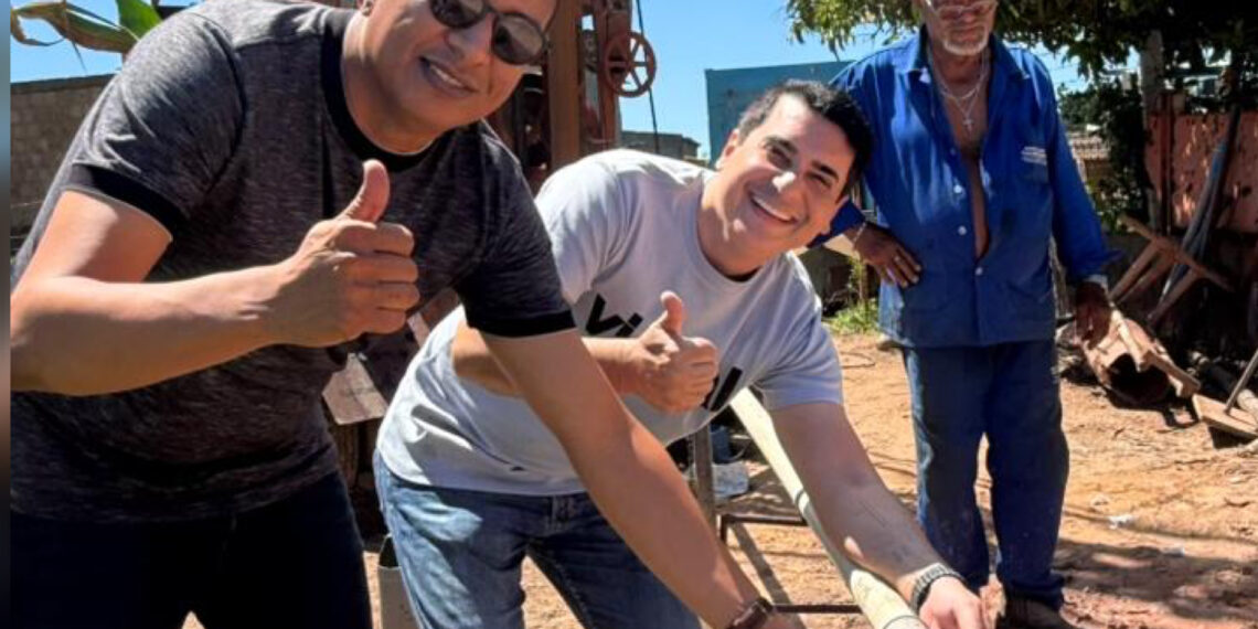 Alan Silveira e vereador Ronaldo acompanham instalação de novo poço no Sítio Estreito em Apodi