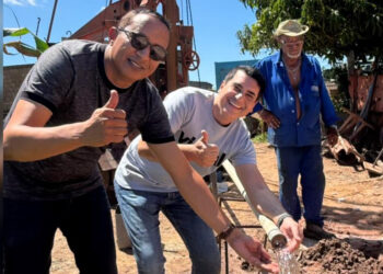 Alan Silveira e vereador Ronaldo acompanham instalação de novo poço no Sítio Estreito em Apodi