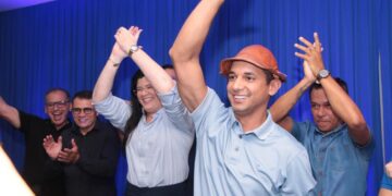 Marianna Almeida reúne multidão em Pau dos Ferros em apoio as pré-candidaturas de Allyson Bezerra e Galeno