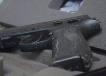 Policial militar é preso com arma de uso restrito após confusão em ginásio de Apodi