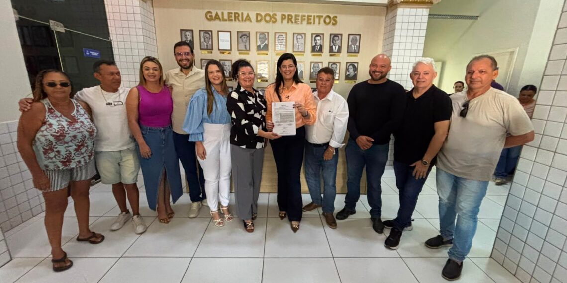 Prefeita Marianna Almeida assina ordem de serviço para construção dos novos pórticos de Pau dos Ferros