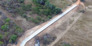 Prefeita Marianna Almeida entrega passagem molhada na comunidade Logradouro em Pau dos Ferros