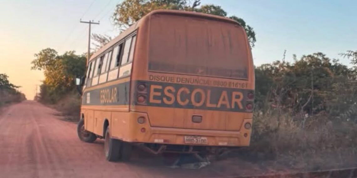 Ônibus escolar de Severiano Melo é flagrado quebrado em estrada vicinal; morador denuncia descaso