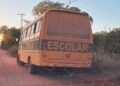 Ônibus escolar de Severiano Melo é flagrado quebrado em estrada vicinal; morador denuncia descaso