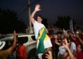 Dr. Gustavo Soares realiza adesivaço e caminhada no primeiro dia de campanha em Assú