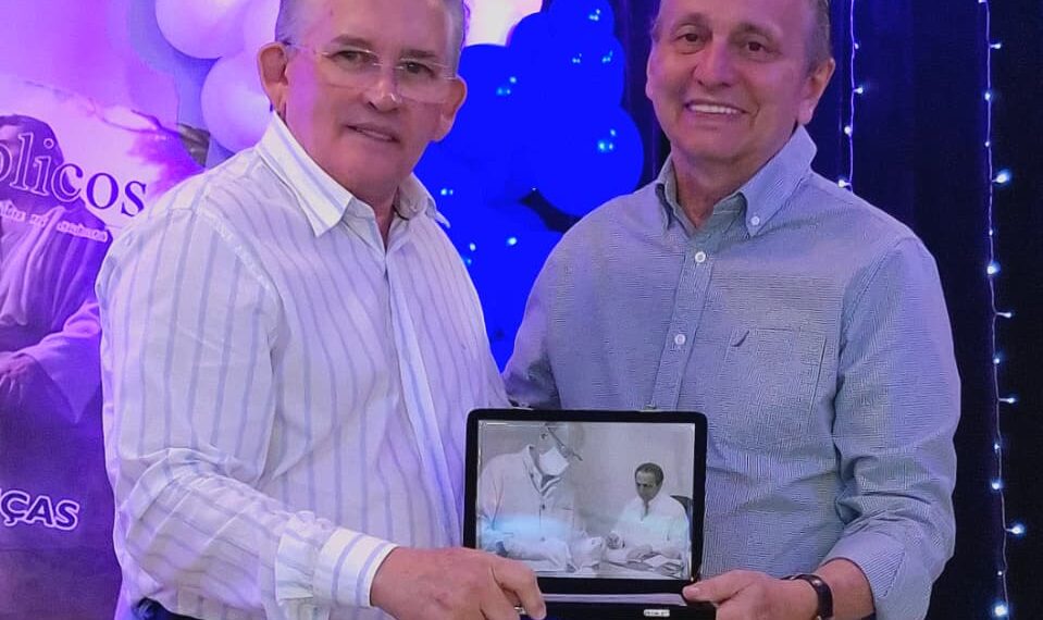 Homenageado pela Editora Aliança, Dr. Antônio Jácome apresentou projeto para incluir designers gráficos no MEI