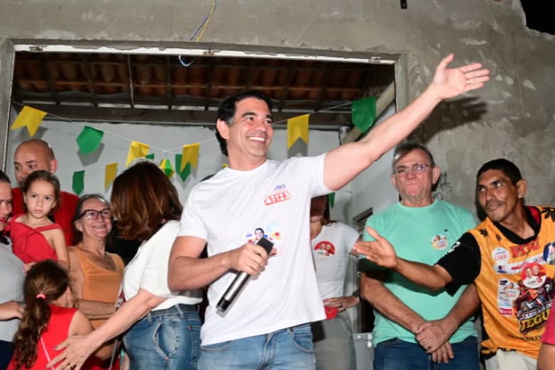 Dr. Gustavo Soares percorre ruas do Fulo do Mato e destaca transformações realizadas em Assú