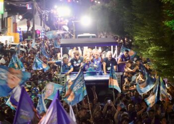 Júlio César arrasta multidão pelas ruas de Ceará-Mirim ao lado de Allyson e Zenaide
