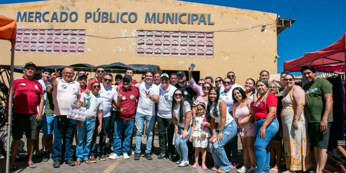 Dr. Gustavo Soares recebe apoio de lideranças em visita à feira de Serra do Mel