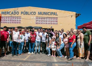 Dr. Gustavo Soares recebe apoio de lideranças em visita à feira de Serra do Mel