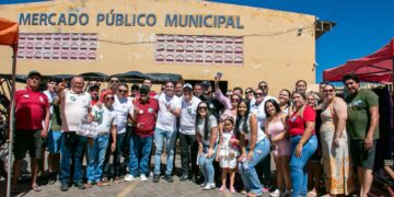 Dr. Gustavo Soares recebe apoio de lideranças em visita à feira de Serra do Mel