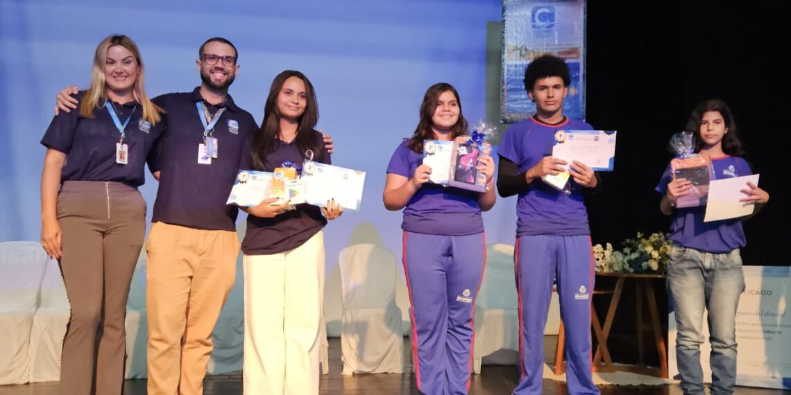 Prefeitura de São Gonçalo premia mais 60 estudantes e 13 escolas da rede municipal