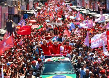 Em ato no Alecrim, Lula pede votos para Cadu e diz que vitória seria presente de aniversário