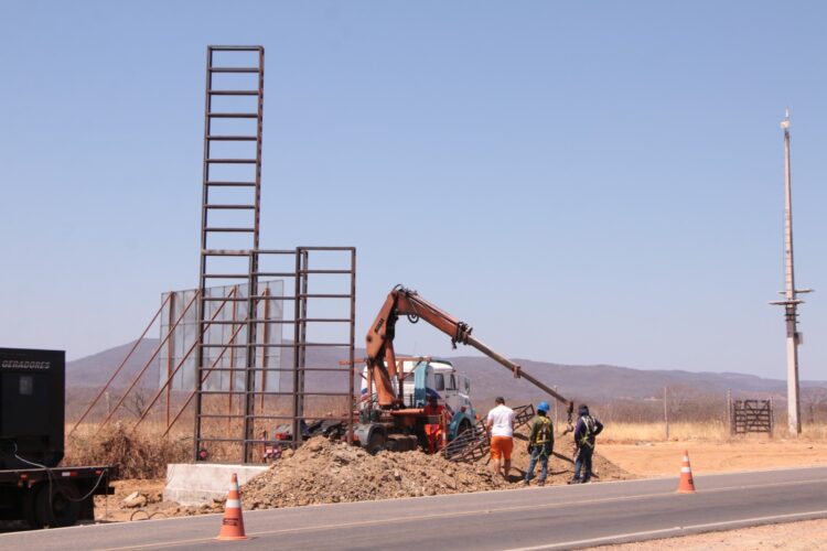 Gestão Marianna Almeida inicia construção dos pórticos de entrada em Pau dos Ferros